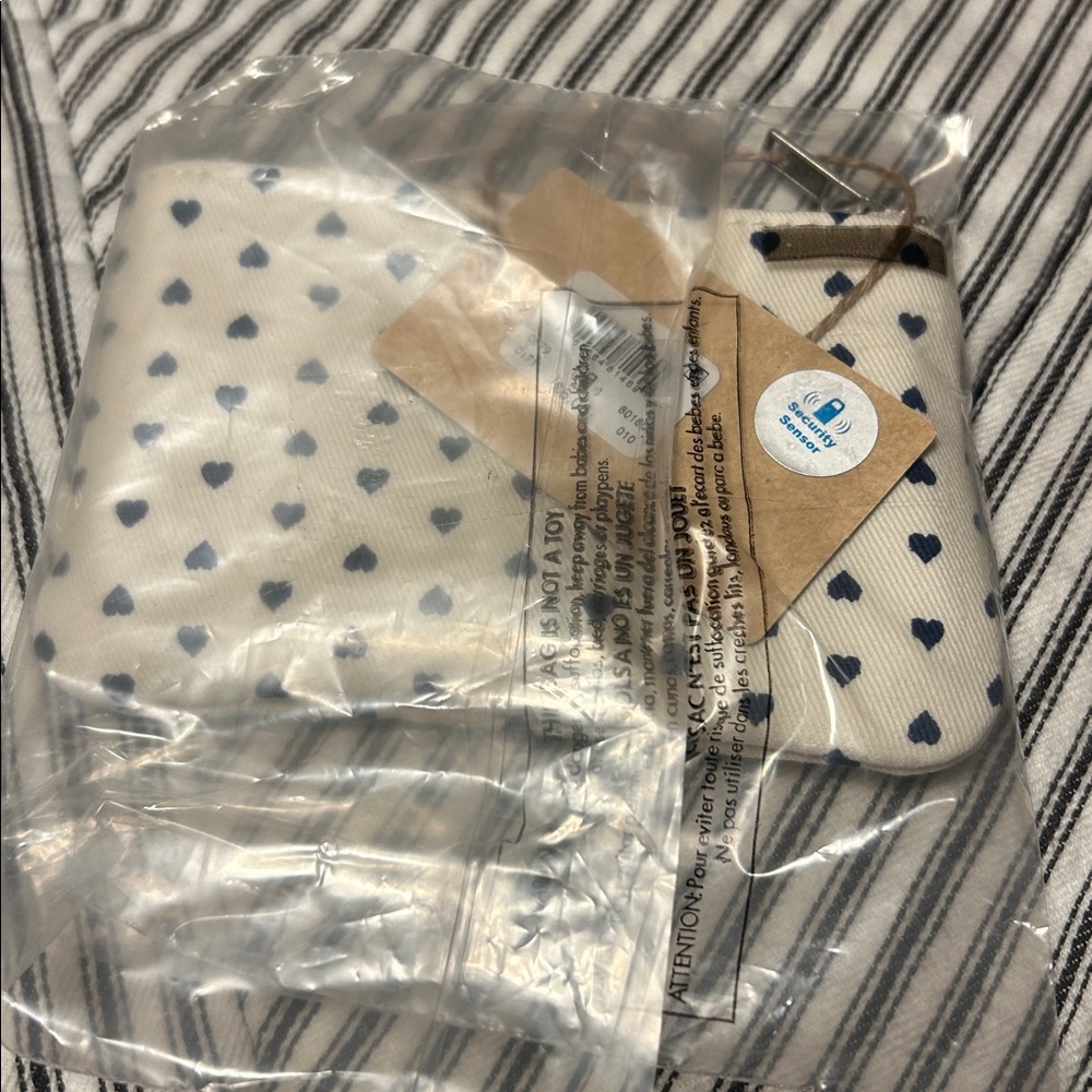 White Pouch Set with Blue Hearts - Picture 3 of 5